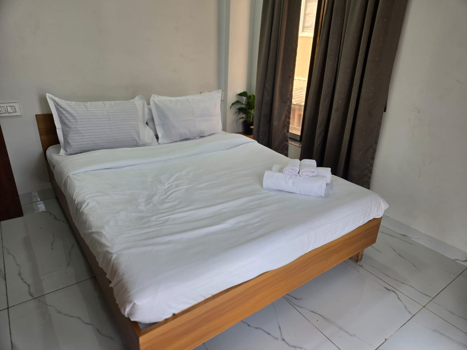 Bedroom 2 with AC, double bed and attached bathroom at Saanjh villa